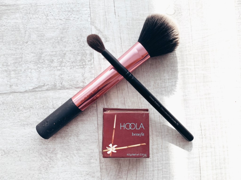 Hoola Bronzer: 1 produs 2 moduri de&nbsp;folosire